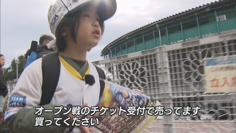 チラシを手にオープン戦をPRする竹内詠統（えいと）くん
