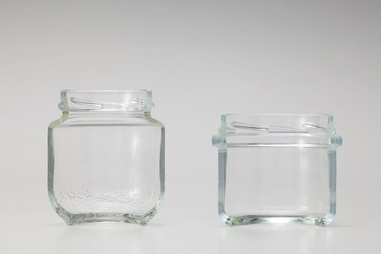 左：旧容器　右：新容器（提供：磯じまん）