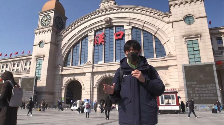漢口駅前の様子　去年までとは対照的に人々が自由に往来（1月17日）