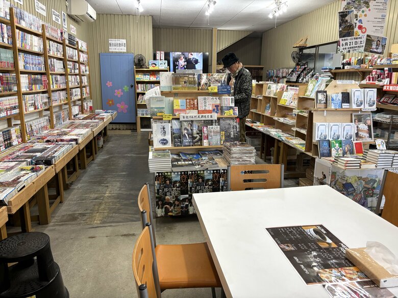 いろは書店には能登関連本コーナーもある。店の一角がカフェスペース