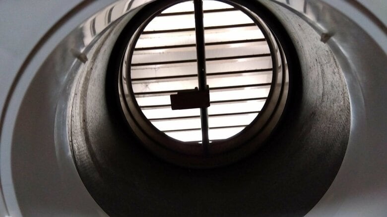 24時間換気はカバーやフィルターを取ると、屋外につながっている（編集部撮影）