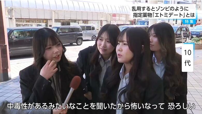 インタビューに答える女性