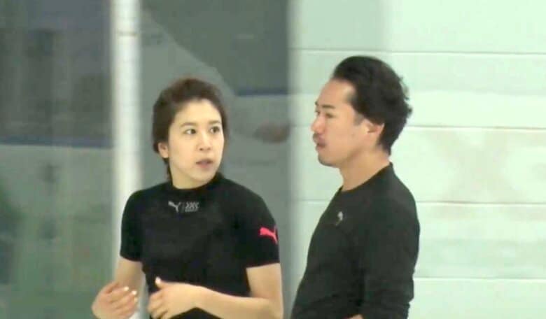 氷上で常に話し合う2人