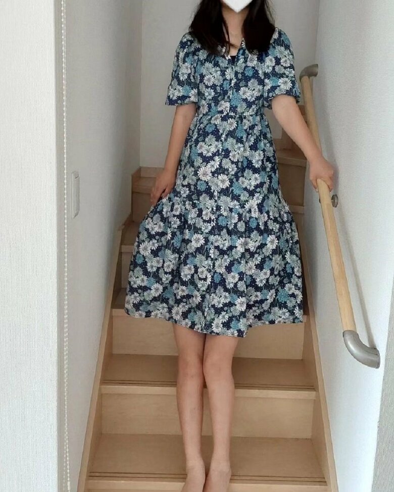 母からのお下がりロングワンピースを姉妹で取り合い　足が長く見えるが…