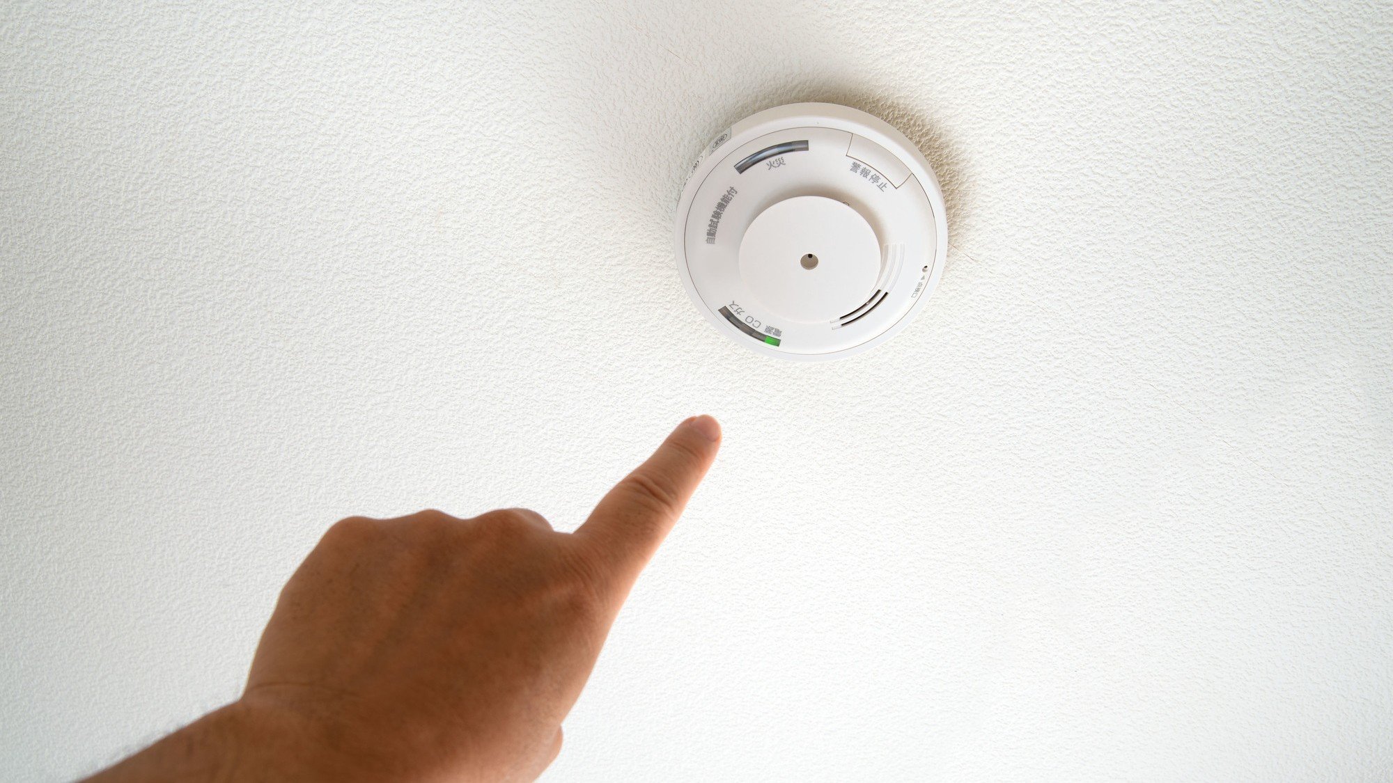 家の火災警報器、ちゃんと鳴る？寿命は10年！設置義務化から2026年で15年経過…専門家が説く「交換」の必要性