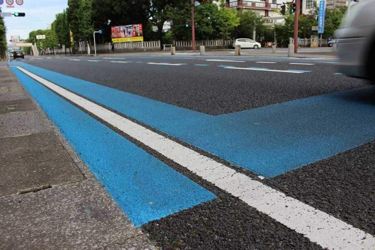 青く塗られた道路…その理由は「よかろうもん」をなくすためだった