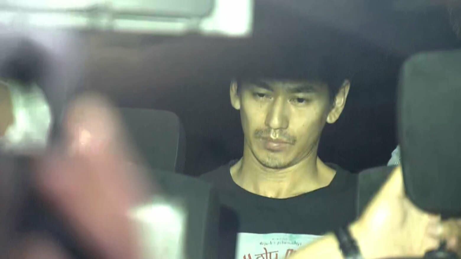 俳優・永山絢斗容疑者（34）虚空を見つめるような表情で…自宅で大麻所持か　警察署に入る