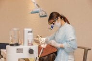 80歳で20本の歯を保つ人は61.5％に増加、一方で歯周病のある人は47.9％。札幌の歯科医院ユアーズデンタルクリニック院長・湯口晃弘が、厚生労働省の2つの統計を突き合わせて分析。
