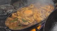 鉄板の上でグツグツ…名物が『焼きみそ太きしめん』の老舗めん処 切り盛りする3代目夫婦のアツアツの人情