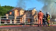 住宅火災で骨組みがむき出しに　消火中に崩落　車もまる焦げ…隣家に燃え移り2棟全焼　岡山・津山市