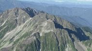 「山頂から人が滑落するのを見た」　北アルプス北穂高岳で登山者が通報　県警ヘリが男性を病院へ搬送　数百メートル落ちたとみられるも救助時は会話可能