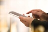 上司からの「ありがとう」チャットで絵文字“目がハートの笑顔”は不快…どれならOK？絵文字の上手な使い方を聞いた