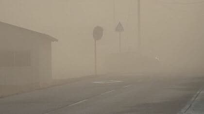 「春の砂嵐」土ぼこりで視界が…長野県山形村、朝日村の周辺で「風食」が発生