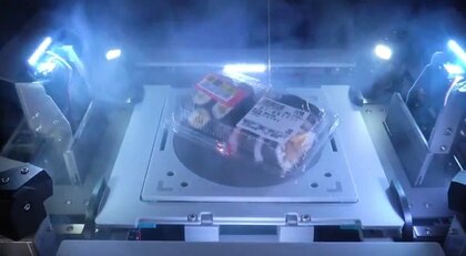 出てきたのは巨大ロボ…ではなく太巻き! どんな物でも「ゴージャスに登場」させるマシンが謎すぎる