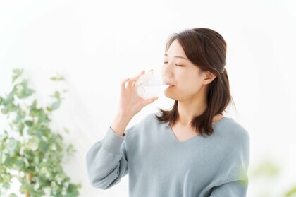 のど飴をなめる間隔に水分補給をするとよい(画像はイメージ)