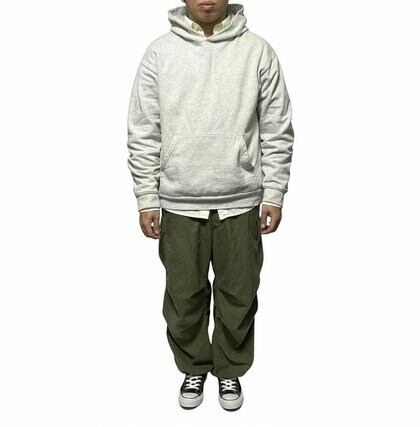 シャツの襟と裾をチラ見せすると上品に（特集班撮影）