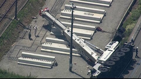 鉄板2枚の下敷きに　現場責任者の男性死亡　おもりのつり上げ作業中クレーン車が横転　福岡・大牟田市