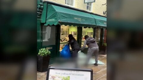 “白昼堂々”覆面2人組が宝石店襲撃…犯行撮影の女性「警察呼んで」　店員が反撃も根こそぎ貴金属を強奪し逃走　ロンドン警視庁が捜査