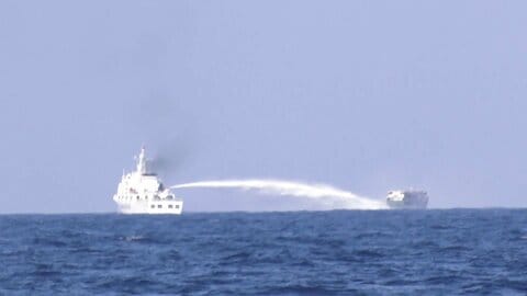 フィリピン政府「南シナ海の軍事拠点への補給活動を中国海警局の船が妨害」中国は反論「領海に不法侵入」互いに非難