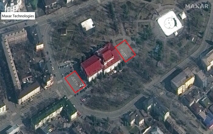 劇場の衛星写真 赤で示した所に「子どもたち」と書かれている(3月14日撮影)