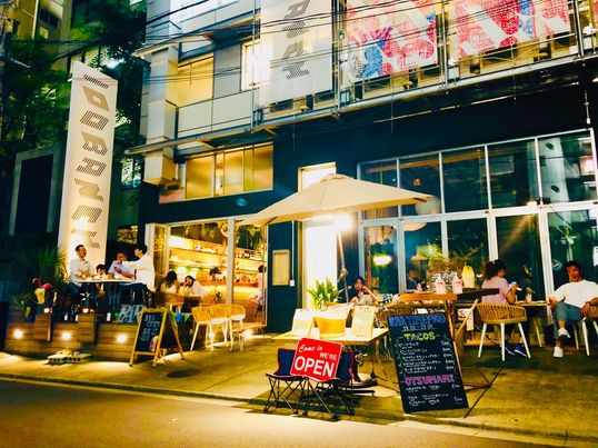 緊急事態宣言前の夜はカフェ・カンパニーの店舗にも多くの客がいた