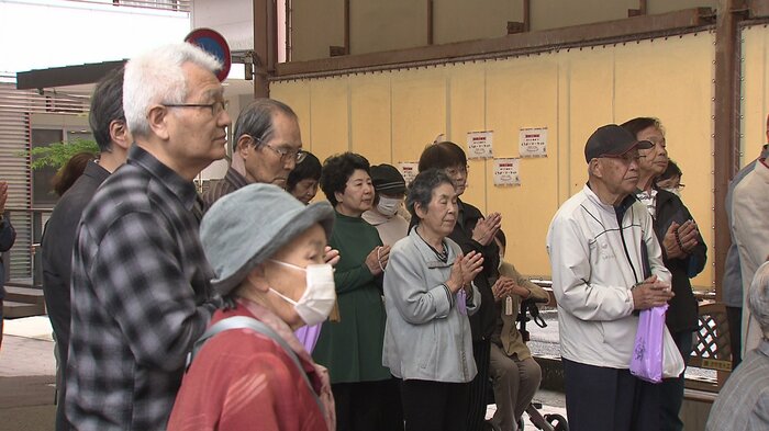 供養祭で手を合わせる地元住民