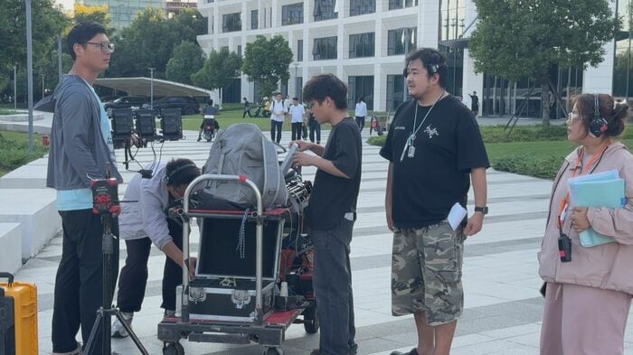 ショートドラマの撮影現場。監督やスタッフが話し合いながら、作品を作り上げていた