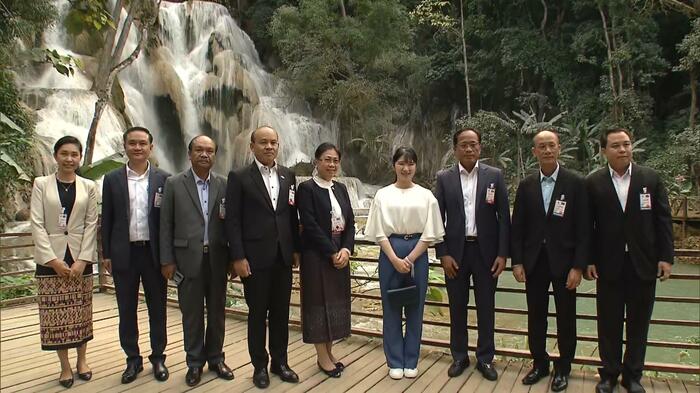 ルアンパバーンにあるクワンシーの滝で記念撮影