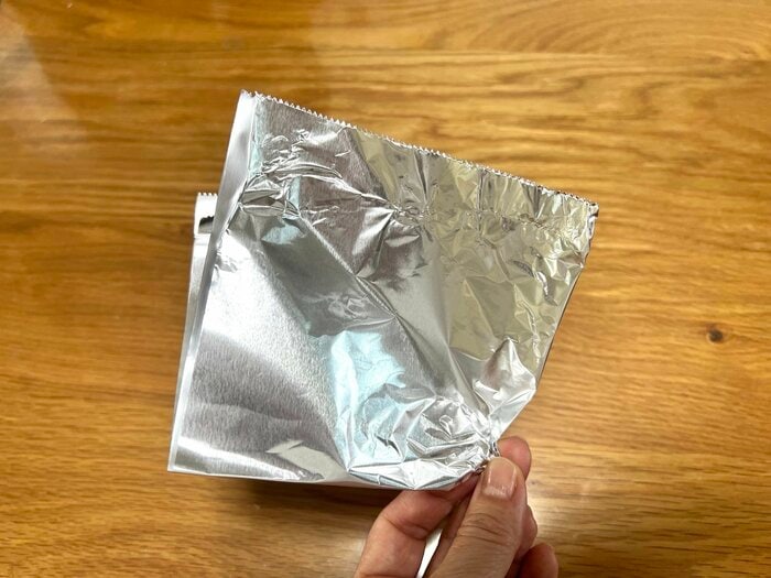 アルミホイルを4つ折りにして角を細める（特集班撮影）