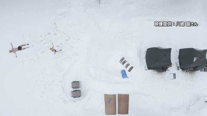 冬は雪にダイブ!湖畔に設置されたテントサウナ