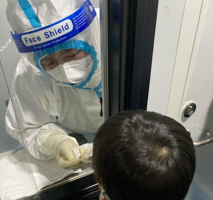個室に通され口腔内と鼻腔内の同時に2カ所からPCR検査