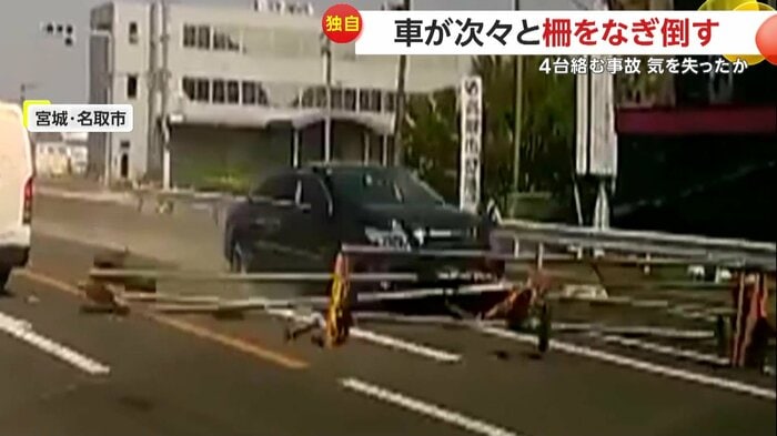 柵をなぎ倒しながら走る黒い車(視聴者提供)
