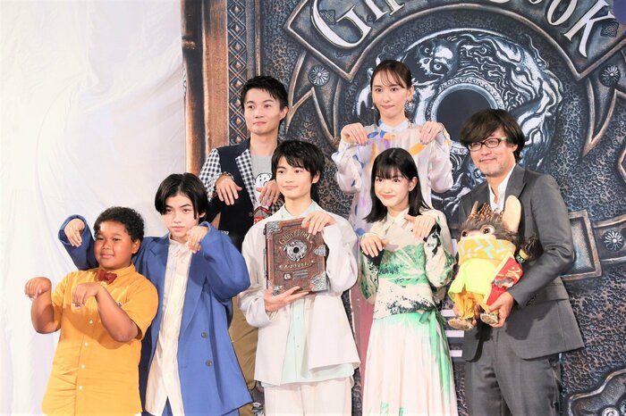 主演の城桧吏さん(前列中央)らキャスト陣が出席した映画「ゴーストブック おばけずかん」の完成披露試写会