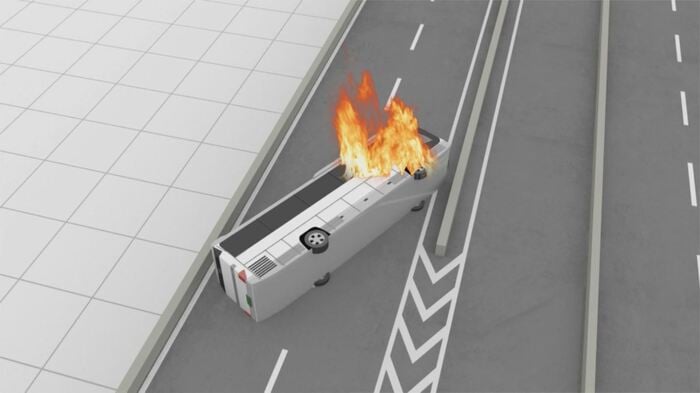 時速60キロ前後で分離帯に衝突 横転して炎上