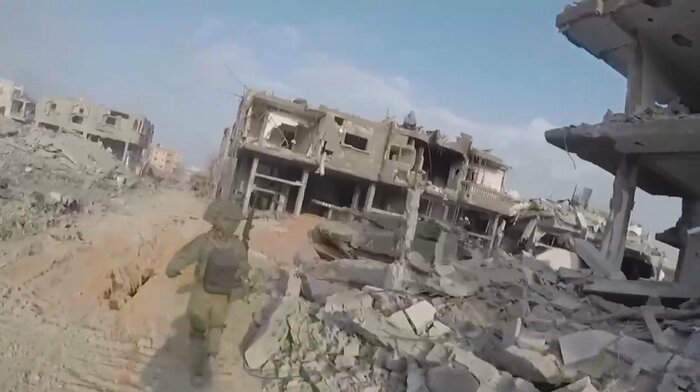 ガザ地区に侵入するイスラエル軍の兵士