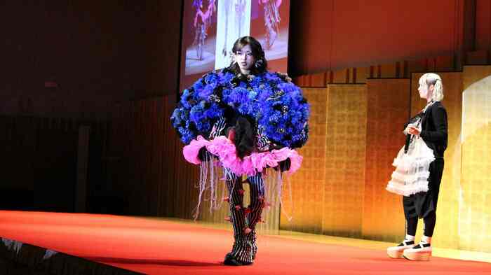 全国高校生ファッションデザインコンテストで大賞受賞の中村寧さんとモデルを務めた寺町果歩さん