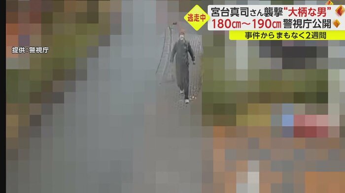 手には何も持っていない
