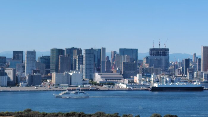 ビルの谷間から奥多摩などの山々 7日12時ごろ 東京・台場(フジテレビ)から撮影