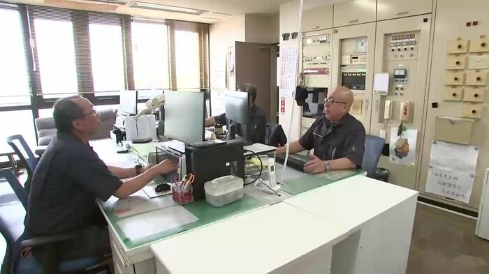 県立総合防災センター 60代の職員4人が業務を担う