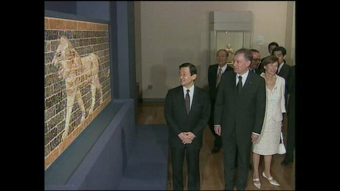 ドイツ・ケーラー大統領夫妻と「ベルリンの至宝展」を鑑賞される皇太子さま（東京国立博物館平成館）