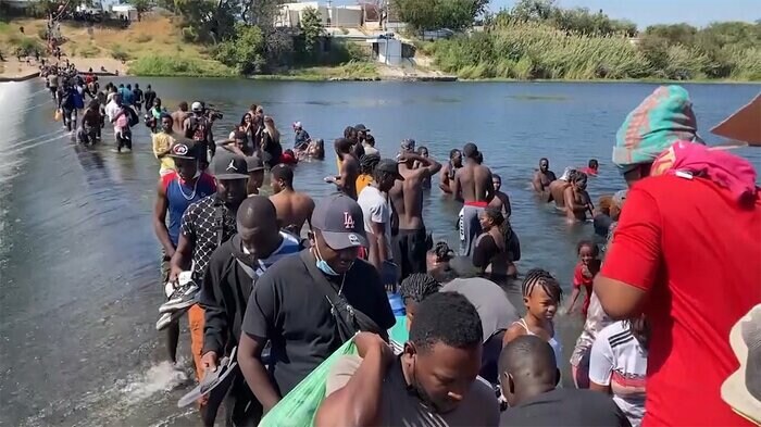 リオグランデ川を渡る移民ら 沐浴する人も(テキサス州デルリオ・9月)