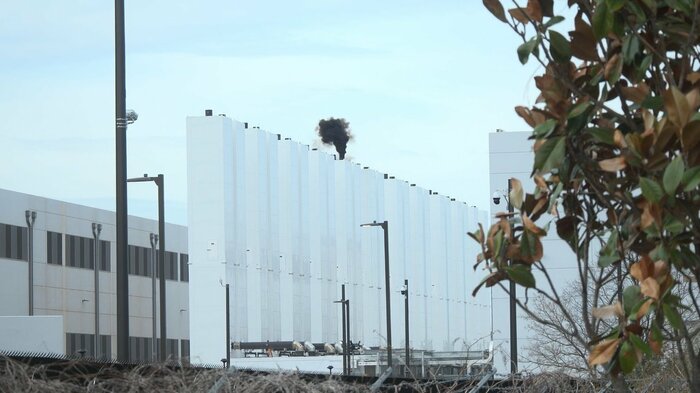 別のデータセンターで数分おきに黒煙を目撃