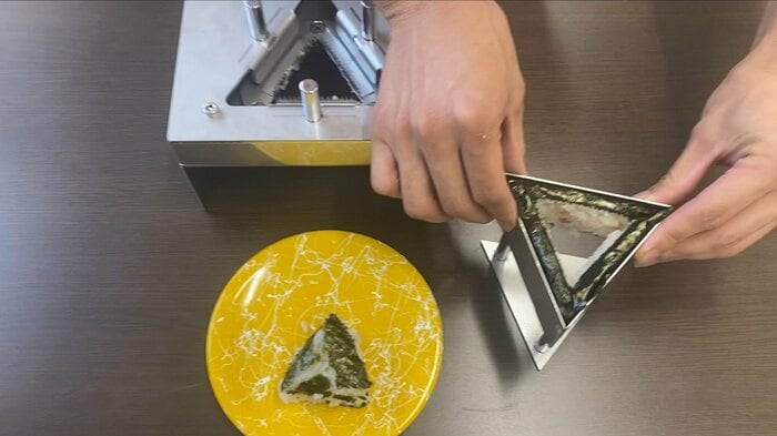 おにぎりが具と外側に分かれた(画像提供:千成工業)