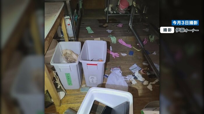 ゴミ箱のふたはとられ、ゴミが散乱する山小屋内
