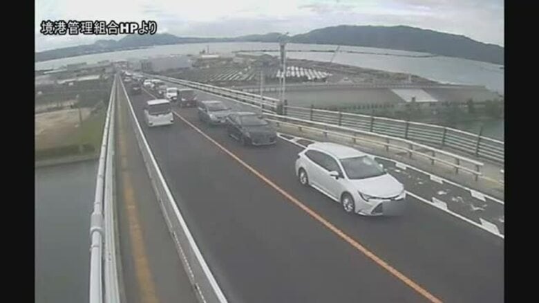 「べた踏み坂」が大渋滞　事故で片側交互通行　松江市と境港市結ぶ江島大橋で車が縁石に衝突（島根）｜FNNプライムオンライン