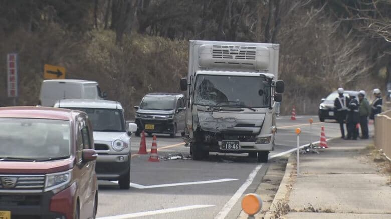 国道20号線で軽自動車とトラックが正面衝突　20代男性を意識のない状態で搬送　軽自動車がカーブ手前でセンターラインを越えたか　長野・塩尻市｜FNNプライムオンライン