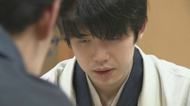 懸垂幕は1枚下ろし7枚に…藤井七冠の地元・瀬戸市民には“よもやの失冠”「もっと強くなって戻ってこられる」｜FNNプライムオンライン