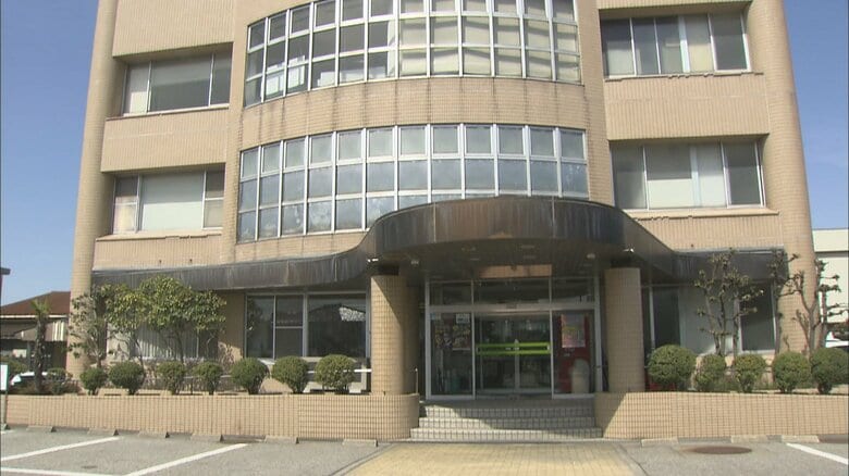 「住所も言えない状態」の高齢女性を炎天下の歩道で発見、経口補水液と保冷剤で介抱した4人に警察が感謝状 女性はその後回復|FNNプライムオンライン
