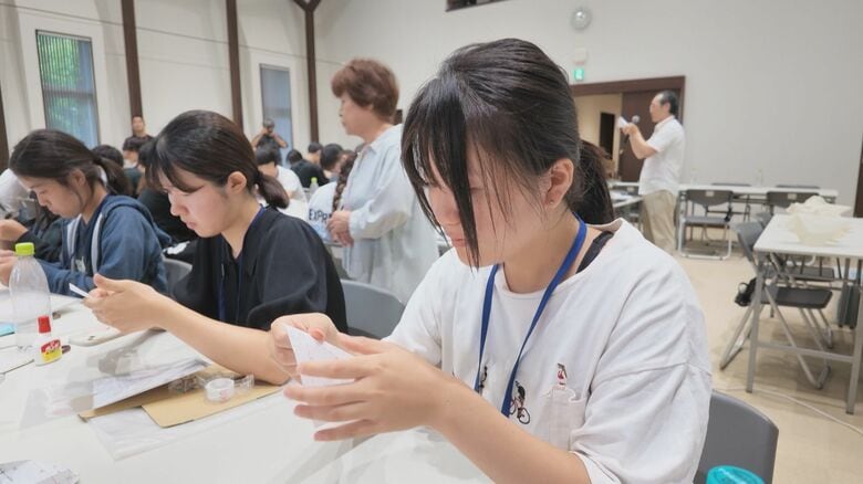 小国和紙を使った折り紙体験を通し奨学生同士が交流深める 企業の採用担当から就活講話も　新潟｜FNNプライムオンライン