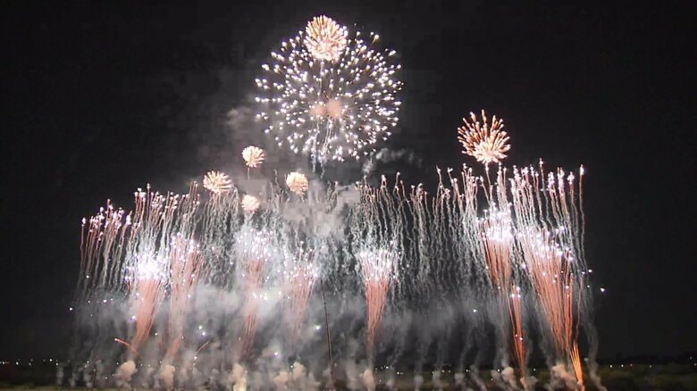 開催どうなった？夏の風物詩「葛飾納涼花火大会」連日のゲリラ雷雨で不安の声…場所取りでは“日傘ドーム”で臨む人も｜FNNプライムオンライン